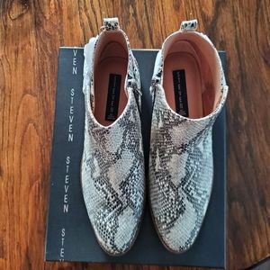 NEW Steven by Steve Madden Chavi Snakeskin Studded Ankle Booties Women's Size 9